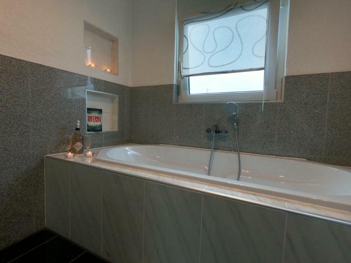 Moderne Helle 2,5 Zimmer Wohnung Mit Grossem Bad Und Kueche In טרוסינגן מראה חיצוני תמונה